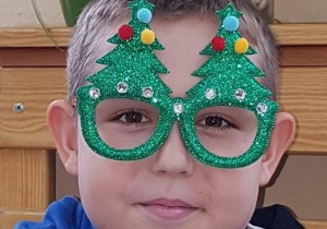 Chłopiec w Świątecznych okularach